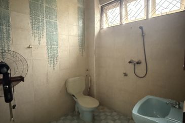 Malay Rizab Bungalow Jln Straits View, JB, Johor. 