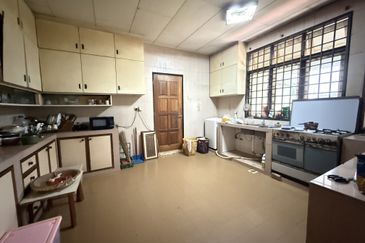 Malay Rizab Bungalow Jln Straits View, JB, Johor. 