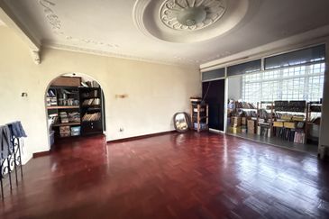 Malay Rizab Bungalow Jln Straits View, JB, Johor. 