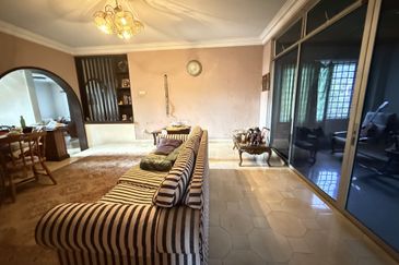 Malay Rizab Bungalow Jln Straits View, JB, Johor. 