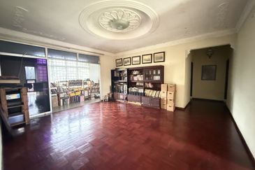 Malay Rizab Bungalow Jln Straits View, JB, Johor. 