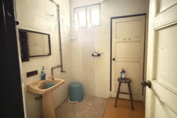 Malay Rizab Bungalow Jln Straits View, JB, Johor. 