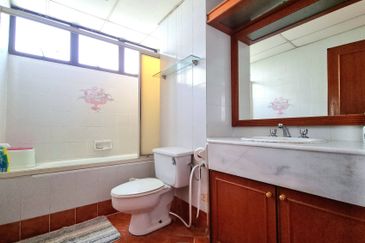 Marina Tower, Ratu Mutiara