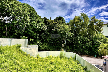 3-Storey Corner Terrace House at Shamrock Beach Villas, Batu Ferringhi, Penang. Original Condition