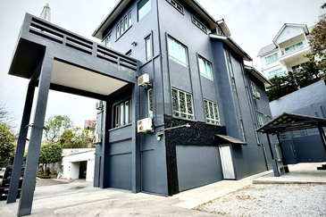 Charming Seaview Bungalow in Hilltop Villas, Batu Ferringhi.