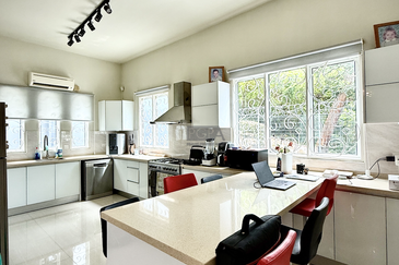 Charming Seaview Bungalow in Hilltop Villas, Batu Ferringhi.