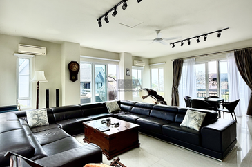 Charming Seaview Bungalow in Hilltop Villas, Batu Ferringhi.