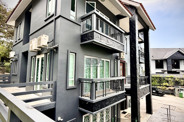 Charming Seaview Bungalow in Hilltop Villas, Batu Ferringhi.