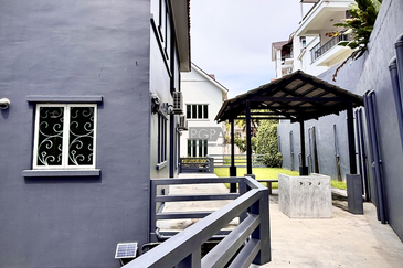 Charming Seaview Bungalow in Hilltop Villas, Batu Ferringhi.