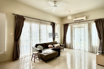 Charming Seaview Bungalow in Hilltop Villas, Batu Ferringhi.