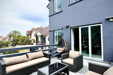 Charming Seaview Bungalow in Hilltop Villas, Batu Ferringhi.