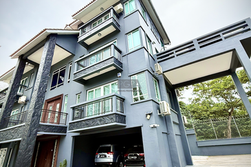 Charming Seaview Bungalow in Hilltop Villas, Batu Ferringhi.