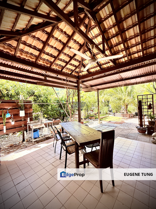 Charming Corner Semi-Detached Home with Expansive Garden in Batu Ferringhi., Penang, Batu Ferringhi