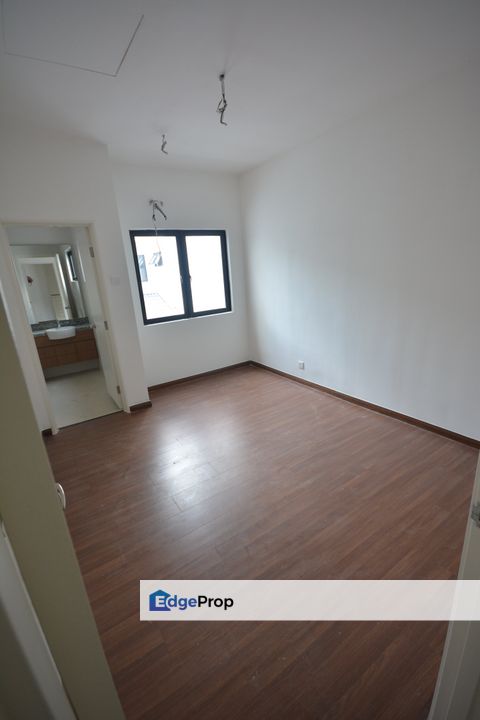 D【 Featuring a Large Room on the Ground Floor 】 – Perfect for Family Living! Spacious 3-Storey Home with 5 Rooms in Total, Kuala Lumpur, Sungai Besi