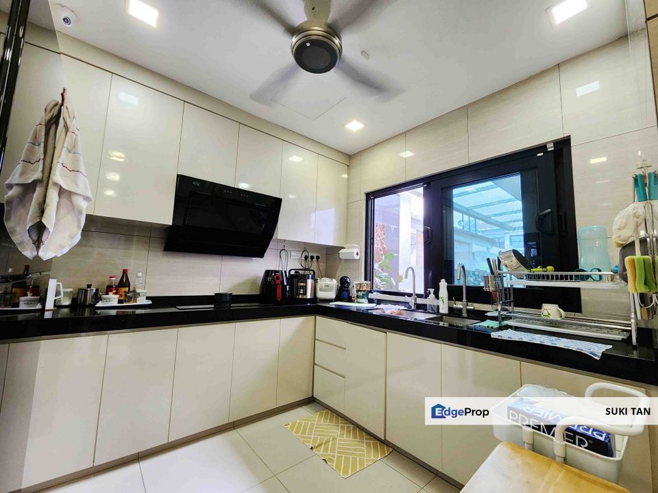 D【End Lot】 Renovated 3-Storey Home in Move-In Condition with Beautiful Kitchen! Value Buy!, Kuala Lumpur, Sungai Besi