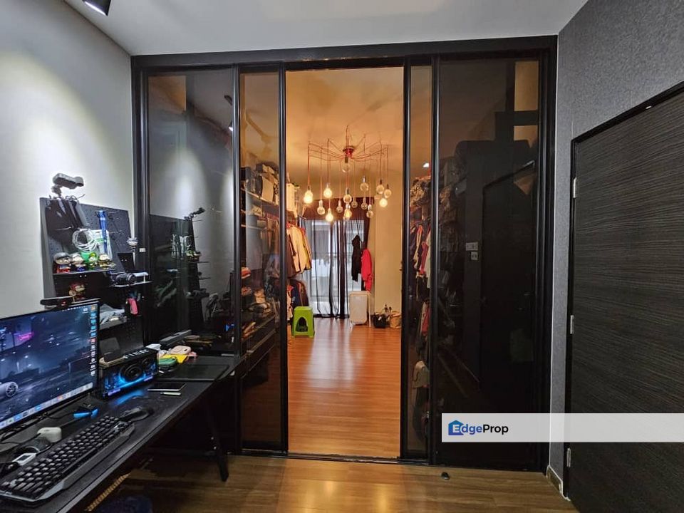 D【Tastefully Renovated】 Move in Ready and Extended Beautiful 3 Storey for Ultimate Comfort!, Kuala Lumpur, Sungai Besi