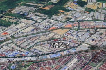 Detached factory at Desa Cemerlang for sales. 