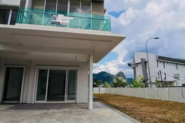 TOREY CORNER LOT DOLOMITE TEMPLER OPEN FANCING