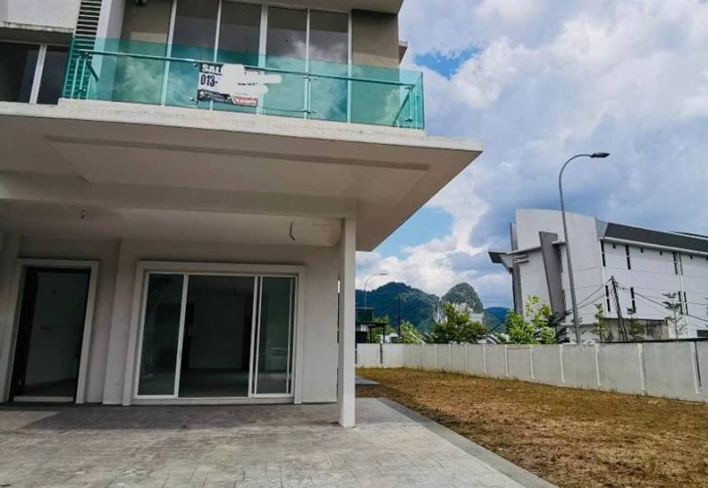 TOREY CORNER LOT DOLOMITE TEMPLER OPEN FANCING