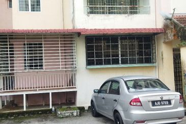 FOR SALE: GROUND FLOOR, APT SERI TERATAI / APT SAUJANA, PINGGIRAN TASIK KIAMBANG, SERENDAH