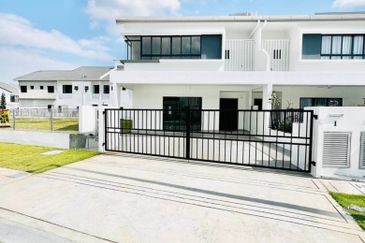 Double Storey Superlink (Corner Lot, Huge land size) Sejati Lakeside (New Phase 3), Cyberjaya