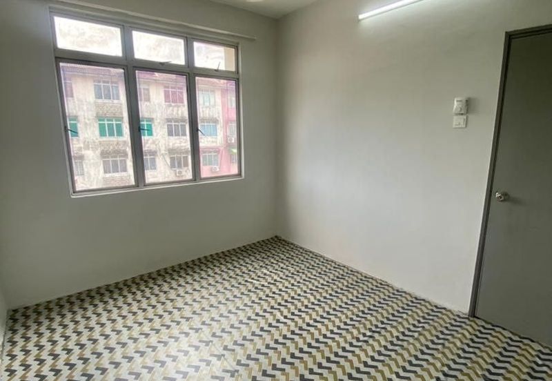 APARTMENT SIANTAN 📍JALAN PUTRA PERDANA 10 PUCHONG