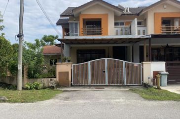 CORNER LOT Double Storey Taman Seri Pristana Saujana Utama (Castana Type)