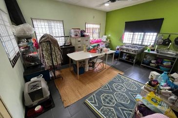 CORNER LOT Double Storey Taman Seri Pristana Saujana Utama (Castana Type)