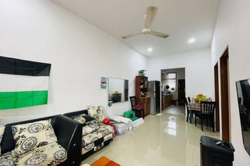 *𝐑𝐔𝐌𝐀𝐇 𝐓𝐄𝐑𝐄𝐒 𝟏 𝐓𝐈𝐍𝐆𝐊𝐀𝐓 𝐓𝐀𝐌𝐀𝐍 𝐆𝐄𝐌𝐈𝐋𝐀𝐍𝐆 𝐄𝐌𝐀𝐒 𝐅𝐀𝐒𝐀 𝐈𝐈, 𝐉𝐄𝐑𝐀𝐍𝐓𝐔𝐓, 𝐏𝐀𝐇𝐀𝐍𝐆*