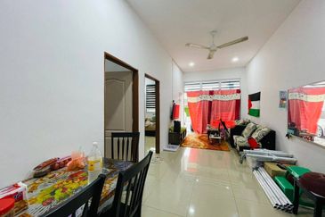 *𝐑𝐔𝐌𝐀𝐇 𝐓𝐄𝐑𝐄𝐒 𝟏 𝐓𝐈𝐍𝐆𝐊𝐀𝐓 𝐓𝐀𝐌𝐀𝐍 𝐆𝐄𝐌𝐈𝐋𝐀𝐍𝐆 𝐄𝐌𝐀𝐒 𝐅𝐀𝐒𝐀 𝐈𝐈, 𝐉𝐄𝐑𝐀𝐍𝐓𝐔𝐓, 𝐏𝐀𝐇𝐀𝐍𝐆*