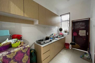 *𝐑𝐔𝐌𝐀𝐇 𝐓𝐄𝐑𝐄𝐒 𝟏 𝐓𝐈𝐍𝐆𝐊𝐀𝐓 𝐓𝐀𝐌𝐀𝐍 𝐆𝐄𝐌𝐈𝐋𝐀𝐍𝐆 𝐄𝐌𝐀𝐒 𝐅𝐀𝐒𝐀 𝐈𝐈, 𝐉𝐄𝐑𝐀𝐍𝐓𝐔𝐓, 𝐏𝐀𝐇𝐀𝐍𝐆*