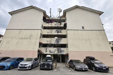 Flat Low Cost Persiaran Putra Permai Selesa, Bandar Putra Permai, Equine Park, Seri Kembangan