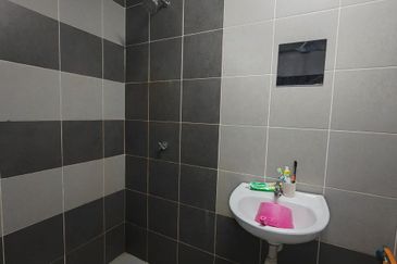 Residensi Mutiara, Kajang 2 Block C | 2+1 Rooms | 2 Bathrooms | Partly Furnished