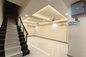 Double Storey Jalan Aman Suria Taman Aman Putri Seksyen U17 Sungai Buloh Shah Alam