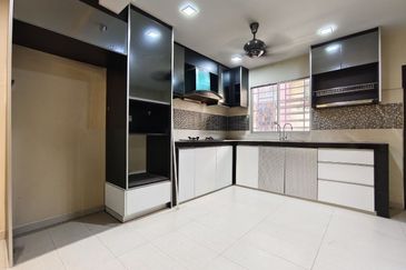 Double Storey Jalan Aman Suria Taman Aman Putri Seksyen U17 Sungai Buloh Shah Alam