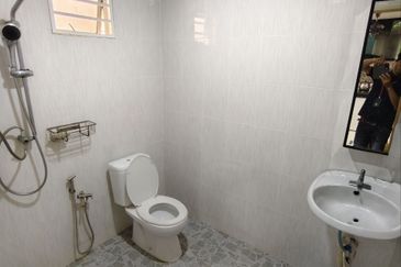 Double Storey Jalan Aman Suria Taman Aman Putri Seksyen U17 Sungai Buloh Shah Alam