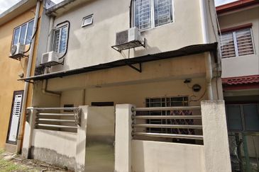 Double Storey Jalan Aman Suria Taman Aman Putri Seksyen U17 Sungai Buloh Shah Alam