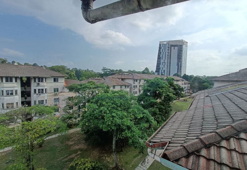 Apartment Impian Top Floor Block F @ Damansara Damai, Petaling Jaya, Selangor.