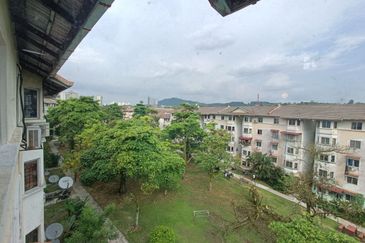 Apartment Impian Top Floor Block F @ Damansara Damai, Petaling Jaya, Selangor.