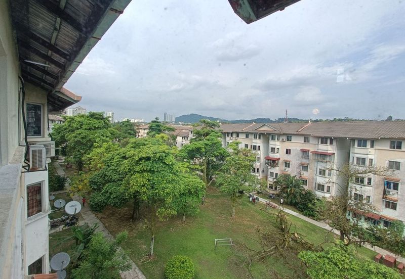 Apartment Impian Top Floor Block F @ Damansara Damai, Petaling Jaya, Selangor.