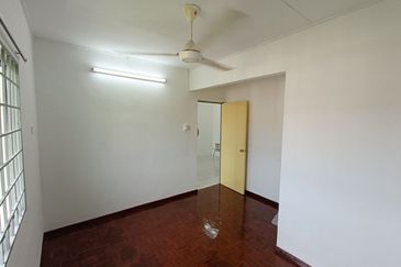 Apartment Impian Top Floor Block F @ Damansara Damai, Petaling Jaya, Selangor.