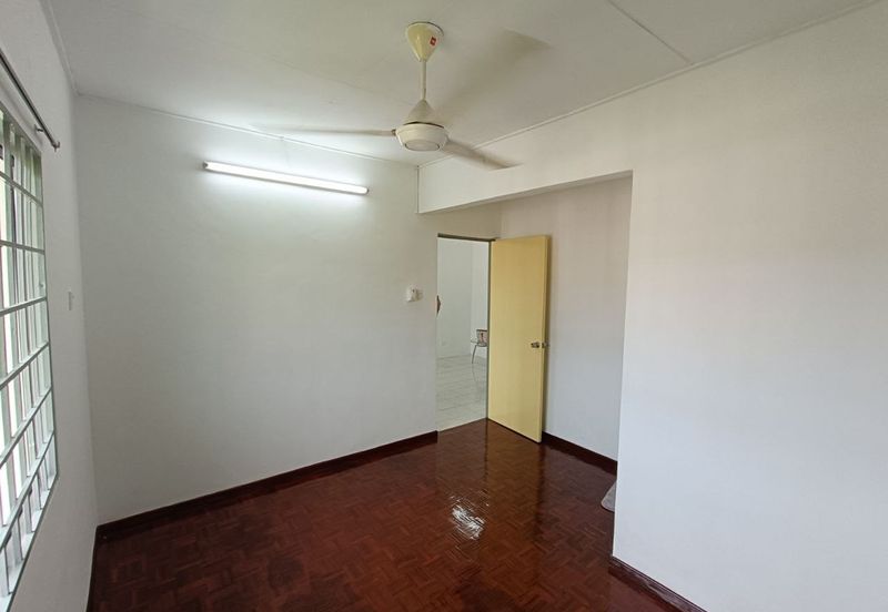 Apartment Impian Top Floor Block F @ Damansara Damai, Petaling Jaya, Selangor.