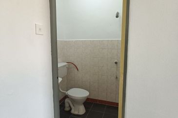 Apartment Impian Top Floor Block F @ Damansara Damai, Petaling Jaya, Selangor.