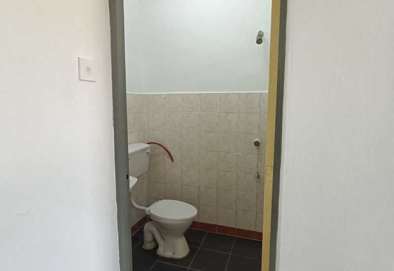 Apartment Impian Top Floor Block F @ Damansara Damai, Petaling Jaya, Selangor.