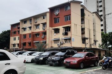 KELUMPUK EMBUN EMAS, AU3 KERAMAT WANGSA