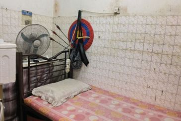 KELUMPUK EMBUN EMAS, AU3 KERAMAT WANGSA