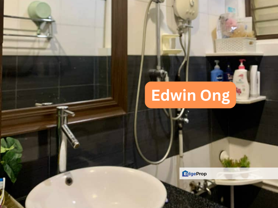 (Mutiara Court) Charming Duplex Apartment Available for Sale at Mutiara Court, Penang, Gelugor