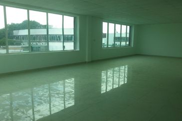 Big Space Container Parking Warehouse/Factory In Bukit Minyk Industry For Rent