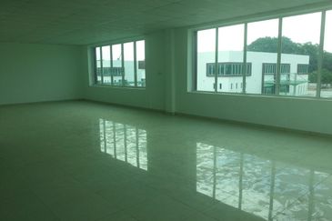 Big Space Container Parking Warehouse/Factory In Bukit Minyk Industry For Rent