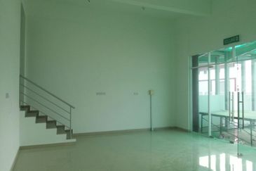 Big Space Container Parking Warehouse/Factory In Bukit Minyk Industry For Rent